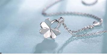 明星戴铂金项链